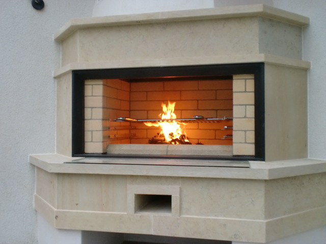 Feuerraum Sichtmauerwerk mit Riegel hellgelb; Verkleidung aus Cottaer Sandstein, geschliffen