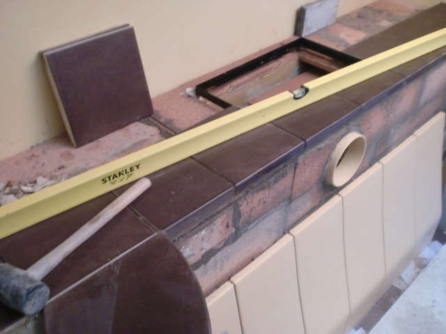 Verlegung der Plattsimse (Kantsims 5 cm hoch, R&uuml;ckenlehne Ergotherm; Zehendner Keramik)