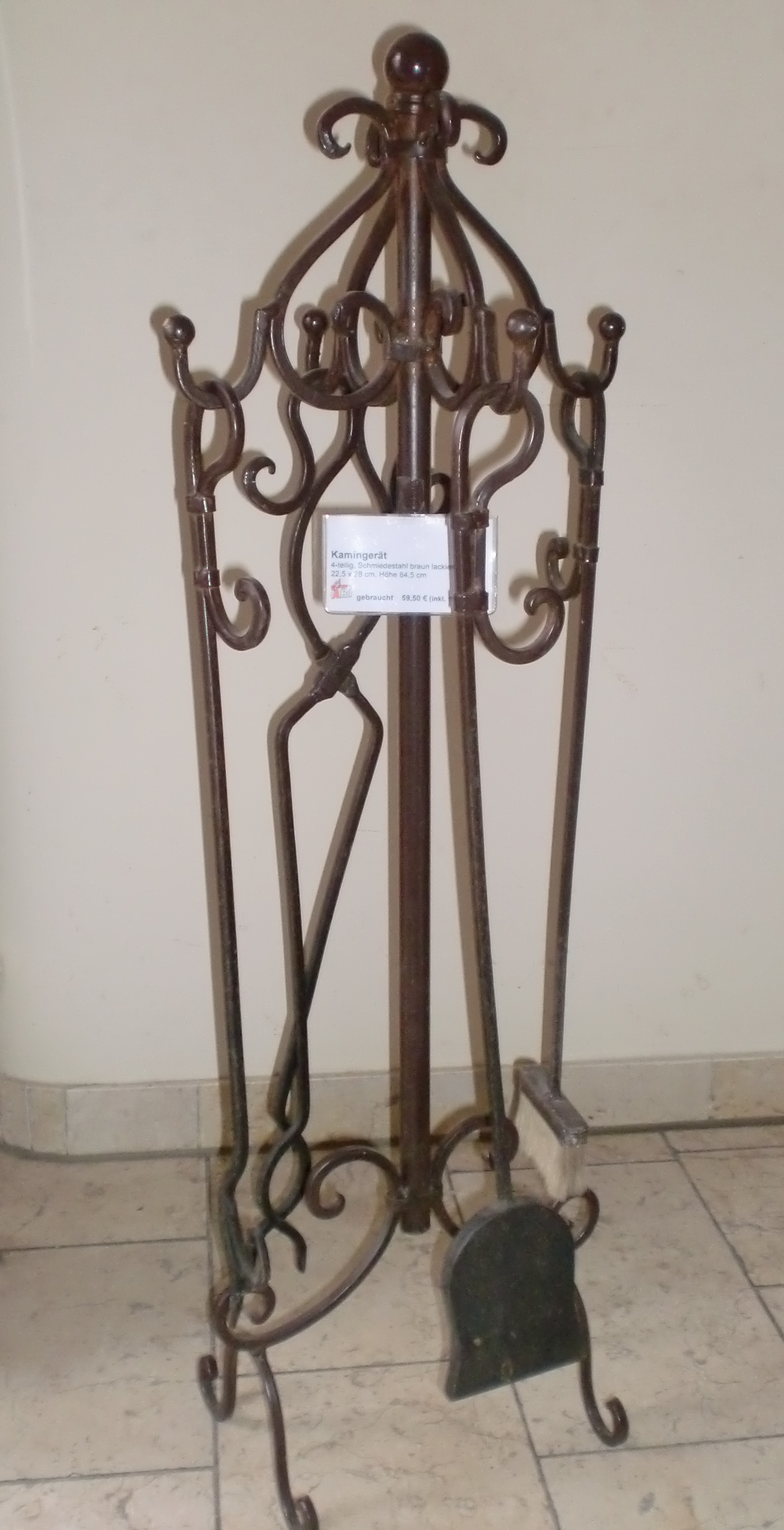 Kaminbesteck, gebraucht, 4-teilig,
Schmiedestahl braun lackiert,
22,5x28 cm, H&ouml;he 84,5 cm
59,50 &euro;  (inkl. 19 % Mwst.)