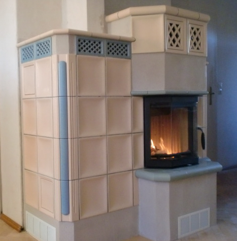 Heizkaminanlage mit seitlichem Speicher/ keramischer Zug, Ofenkeramik Zehendner