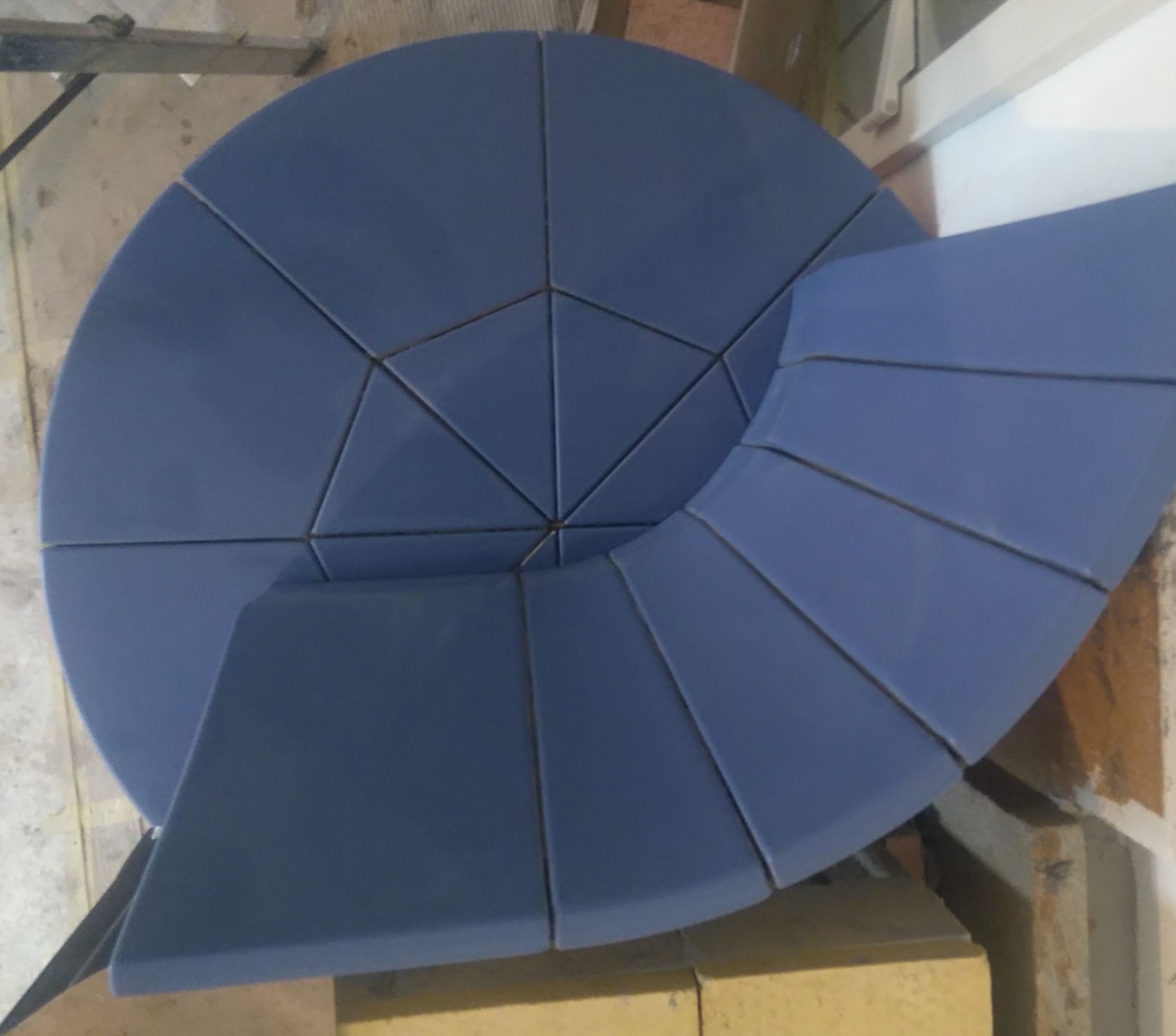 beheizte Bank und R&uuml;ckenlehne Ergotherm (Zehendner Keramik in der Glasur Meerblau)