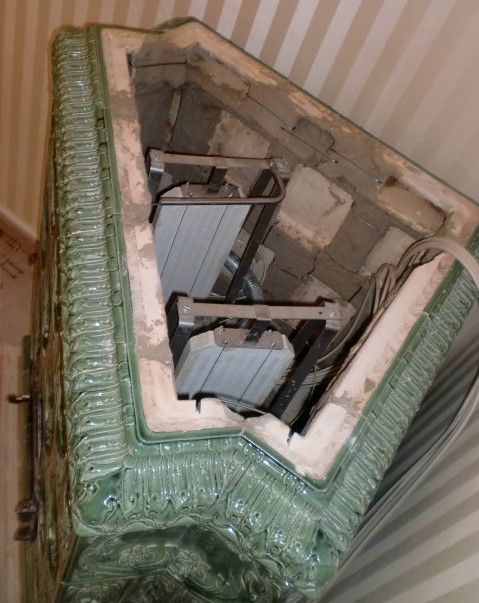 mit Tagstromplatten elektrisch beheizter Stilkachelofen