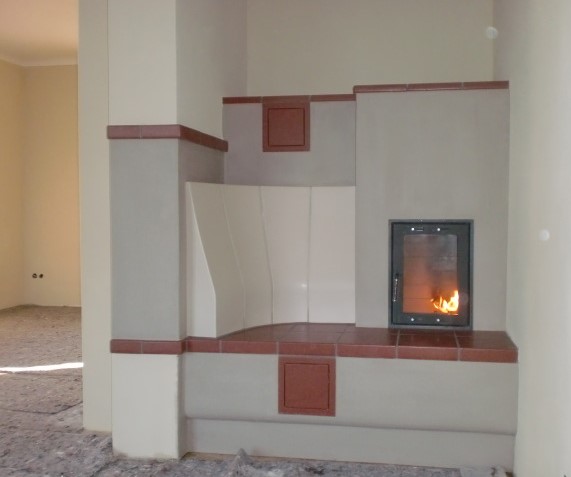 Grundofent&uuml;r mit Glasheizt&uuml;r (BRULA) beheizter Sitzbank und R&uuml;ckenlehne Ergotherm (Ofenkeramik Zehendner in den Glasuren milky-white und chocolate-brown)  