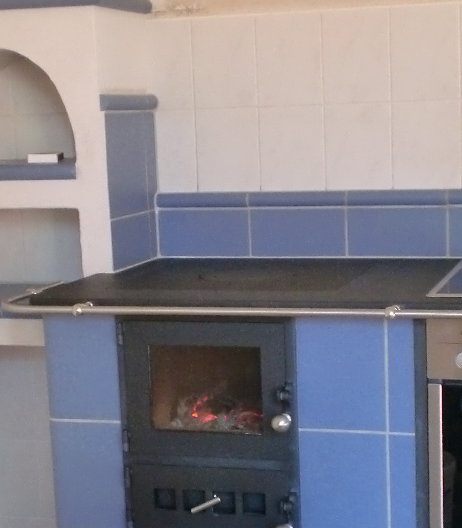 Durchheizherd mit Abw&auml;rmeofen im gegen&uuml;berliegendem Zimmer