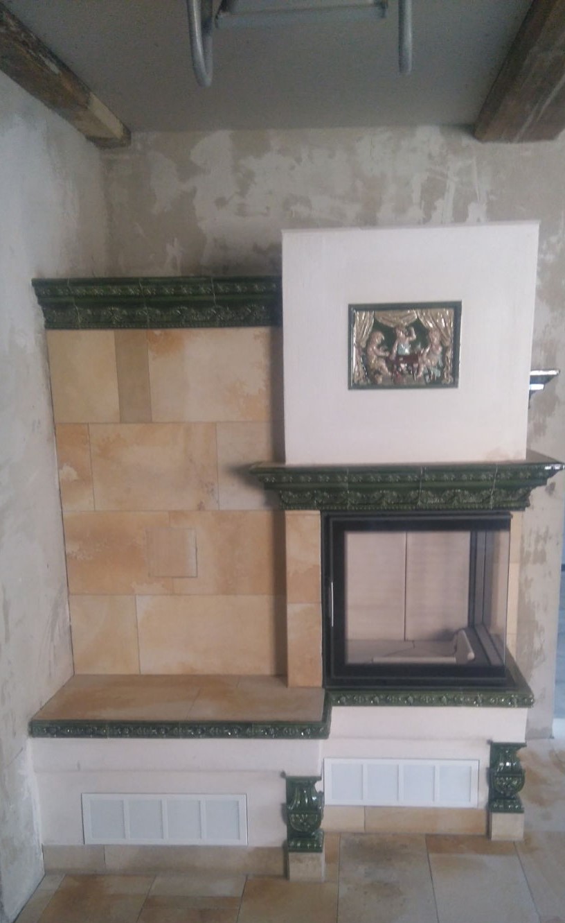 Verkleidung mit originaler Stilkeramik und Solnhofer Platten