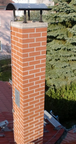 Schornsteinkopf mit Klinker rot, obere Reinigungst&uuml;r, Betonkranz, Regenhaube