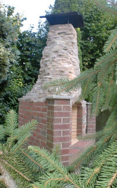 Terrassenkamin mit Porphyr polygonal und rustikalen Klinkersteinen