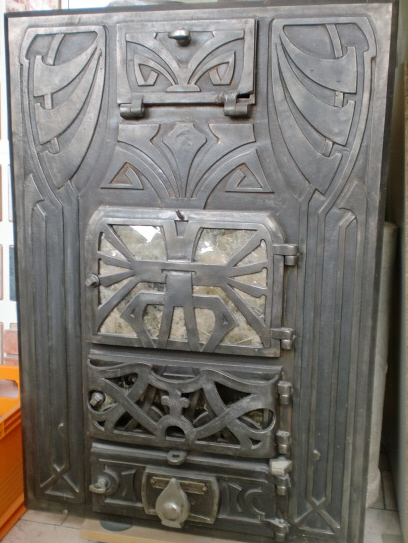 historischer Dauerbrandeinsatz (um 1900); aufgearbeitete, gu&szlig;eiserne Frontplatte, F&uuml;llschachtfeuerung, sichtbares Feuer durch Glimmerscheiben
357,00 &euro;  (inkl. 19 % Mwst.)